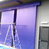 倉庫扉塗装-上塗り完成